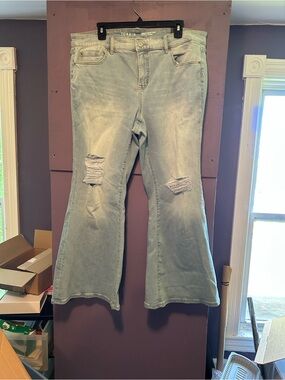 Torrid Perfect Super Flare Everyday Denim Jeans
Size 18 Short